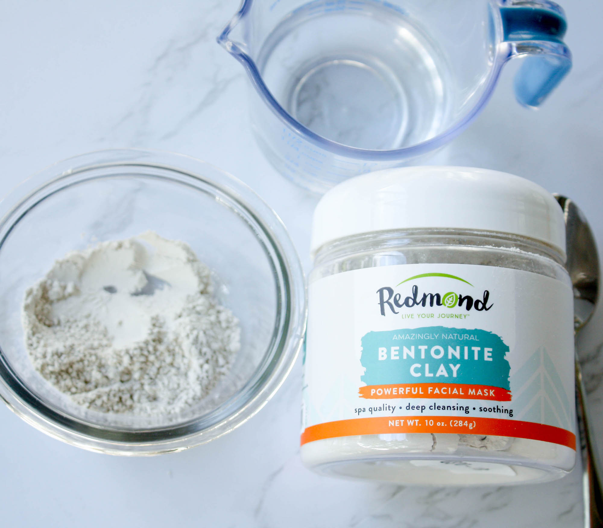 ingredients for bentonite clay face mask including bentonite clay powder and water | hearth health happiness
