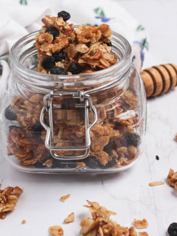 blueberry granola pieces in mason jar | food blog | hearth health happiness